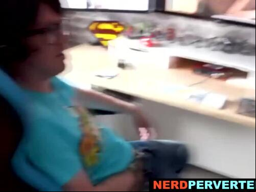 Promiscuous nerd have a fun pumping promiscuous ladies